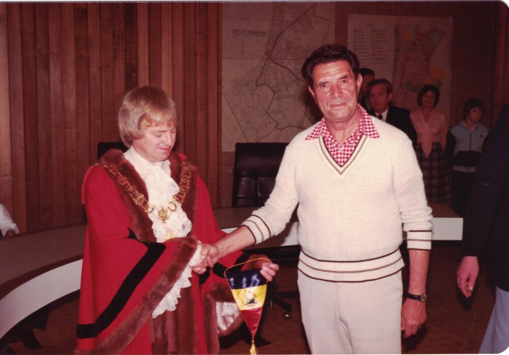 Cr. Ward with Romanian soccer team (2)