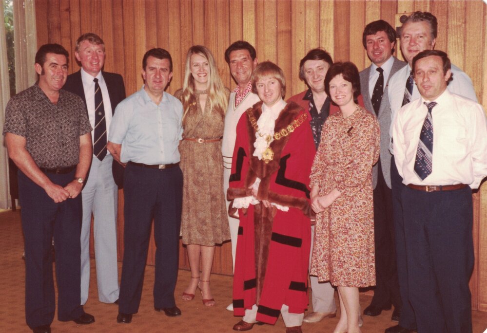 Cr. Ward with Romanian soccer team (3)