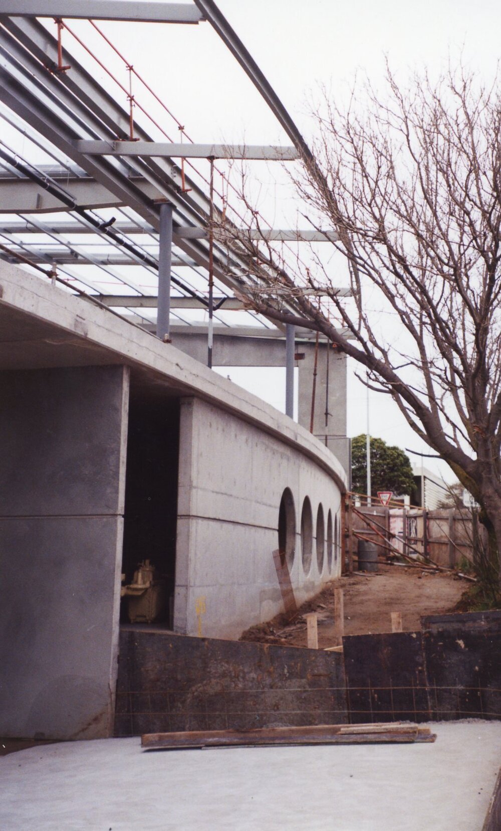 082 Construction of Frankston Cultural Centre (renamed the Frankston Arts Centre and Library)