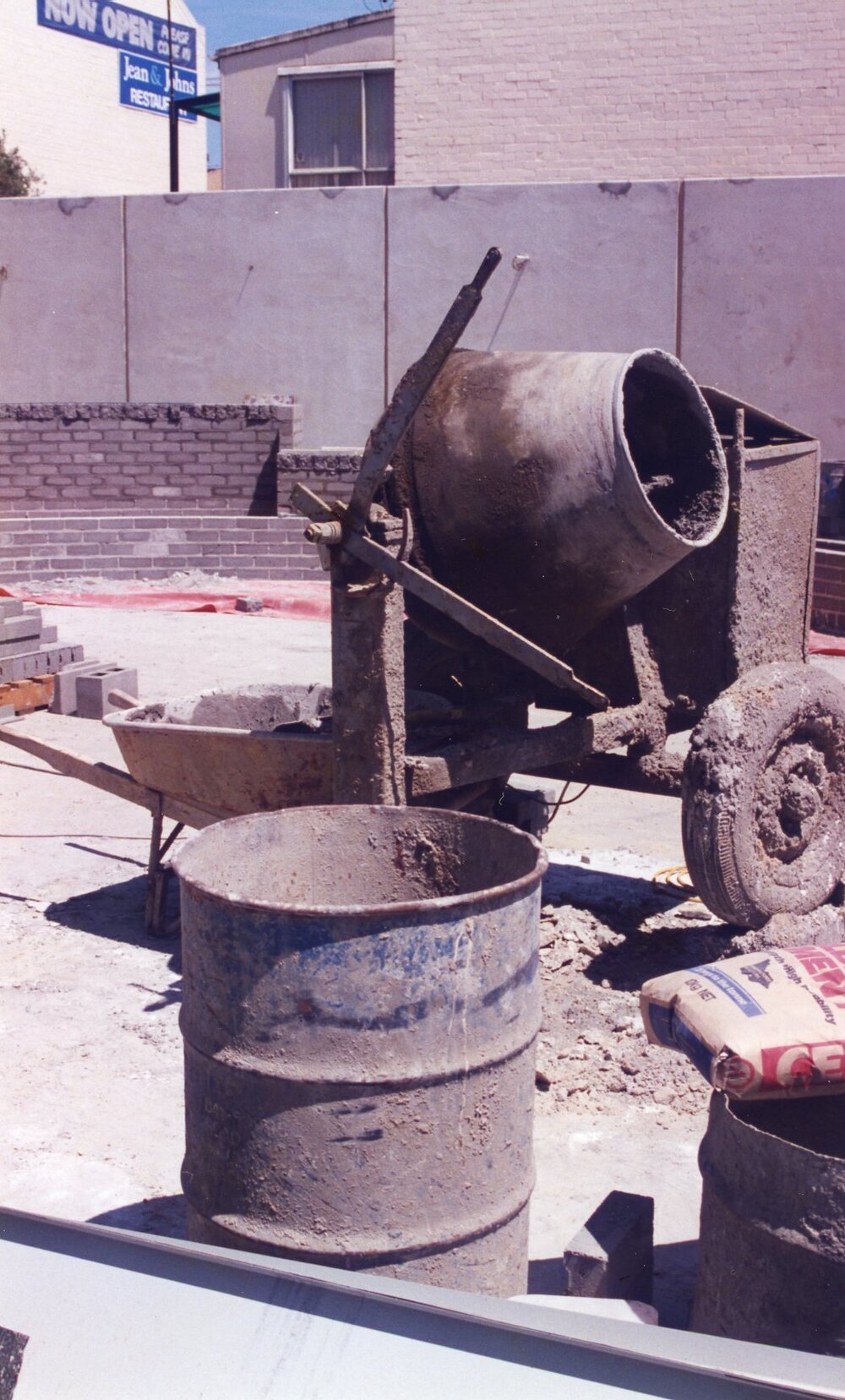 090 Construction of Frankston Cultural Centre (renamed the Frankston Arts Centre and Library)