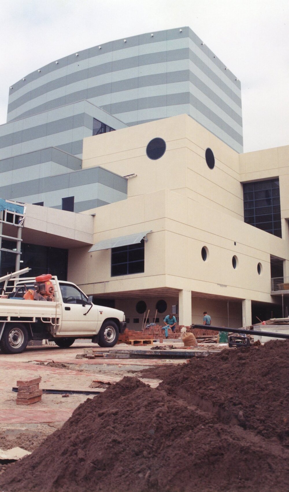 128 Construction of Frankston Cultural Centre (renamed the Frankston Arts Centre and Library)